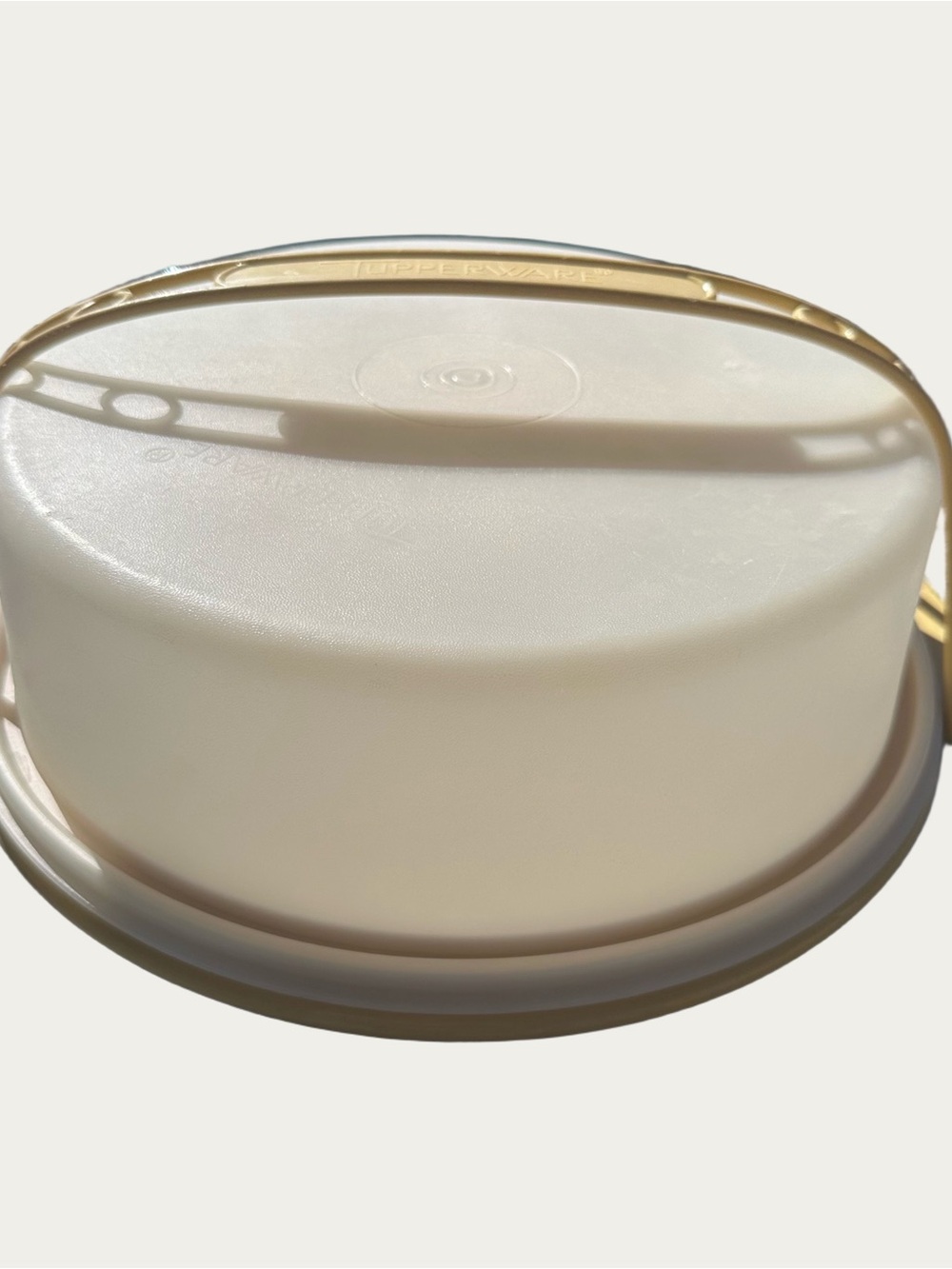 Tupperware cake or pie carrier